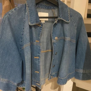 jeans jacka  - skit snygg jeans jacka från zara. Den är liter kortare i modellen.💕