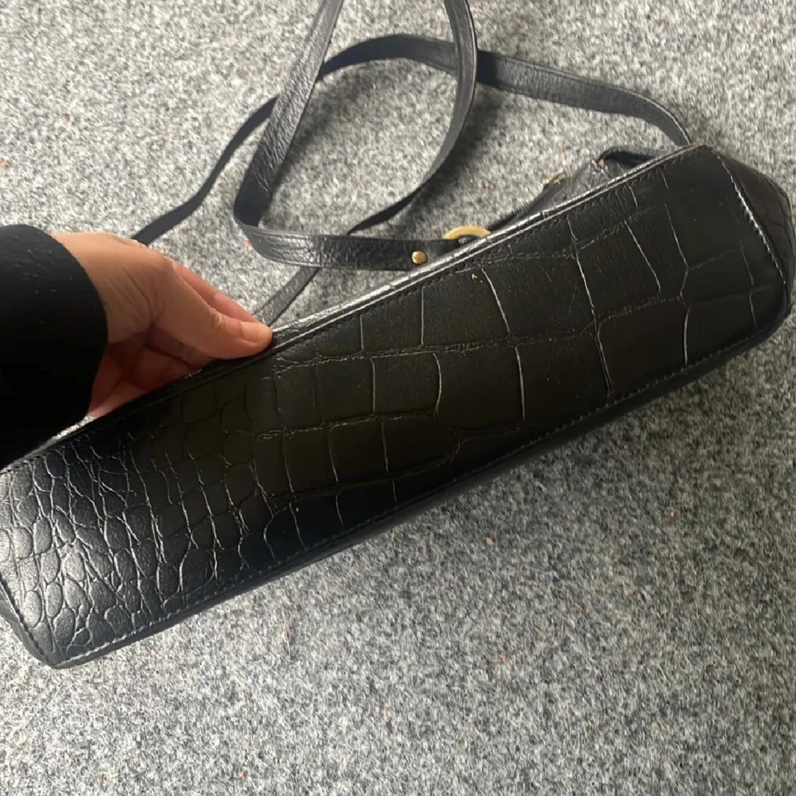 Svart axelväska i krokopräglat skinn - 2