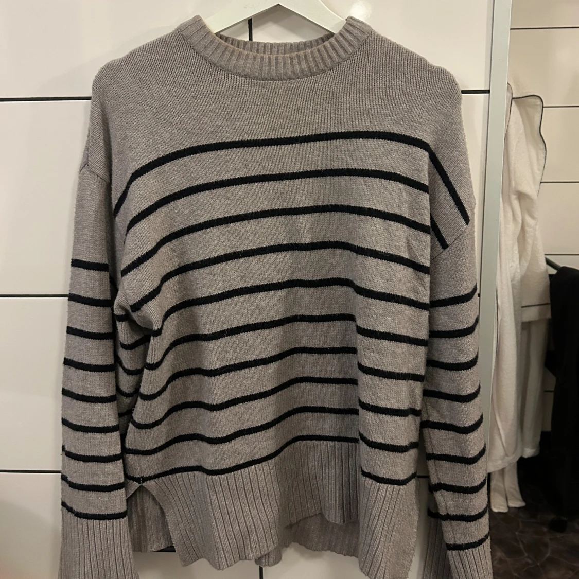Grå randig stickad tröja - 2