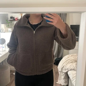 Brun teddyjacka - Mysig brun teddyjacka med hög krage.Jackan har två stora fickor, den är endast använd 1-2 gånger💗