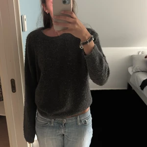Mörkgrå stickad tröja - Jättemysig grå stickad tröja som är perfekt för hösten. Den är lite nopprig!