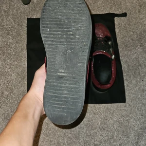 Guiseppe Zanotti Limited Edition 2022 - Guiseppe Zanotti skor som bara såldes 2022 och inte går att få tag på längre. Skorna är använda cirka 20 gånger och är i bra skick och det är även priset. Jag säljer dessa skor så billigt eftersom att jag behöver pengar snabbt till fc 26. Kan gå med på byten.