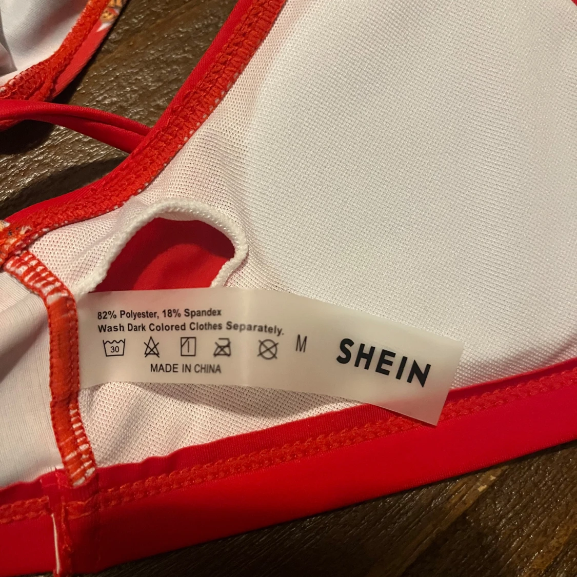 Röd bikiniöverdel med drakmönster - 2