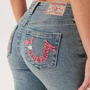True Religion  - I Love True Becca Mr Bootcut. Ordpris 1599kr storlek W24. Aldrig använda, med etikett kvar! Ljusblå färg 