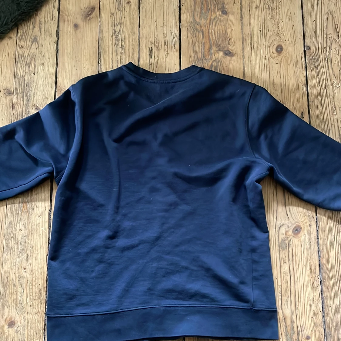 Mörkblå sweatshirt från J.Lindeberg - 1
