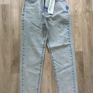 Dagny mom jeans från Gina Tricot - Ljusblå mom jeans från Gina Tricot, modell Dagny. Fin modell, aldrig använda med lapp kvar💙Gör av dig vid frågor!