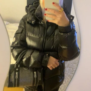 Moncler Maya - Moncler jacka i modellen Maya. Köpt på Farfetch, tyvärr inget kvitto kvar. Storlek 1, som motsvarar S. Extra knappar och lappar tillkommer. Jackan har NFC-skan. Hör av er vid funderingar 💕🍂