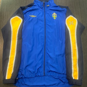 Äkta umbro Sveriges landslags vindjacka retro str S - Säljer en gammal och väldigt snygg Umbro jacka från Sveriges Landslag! Väldigt sällsynt och i storlek S! Den är retro och därmed stor i storleken! Den är i väldigt fin skick för att vara så gammal!  Umbro officiall team wear!  Hör av dig vid minsta lilla fundering och kolla gärna in mina andra artiklar!