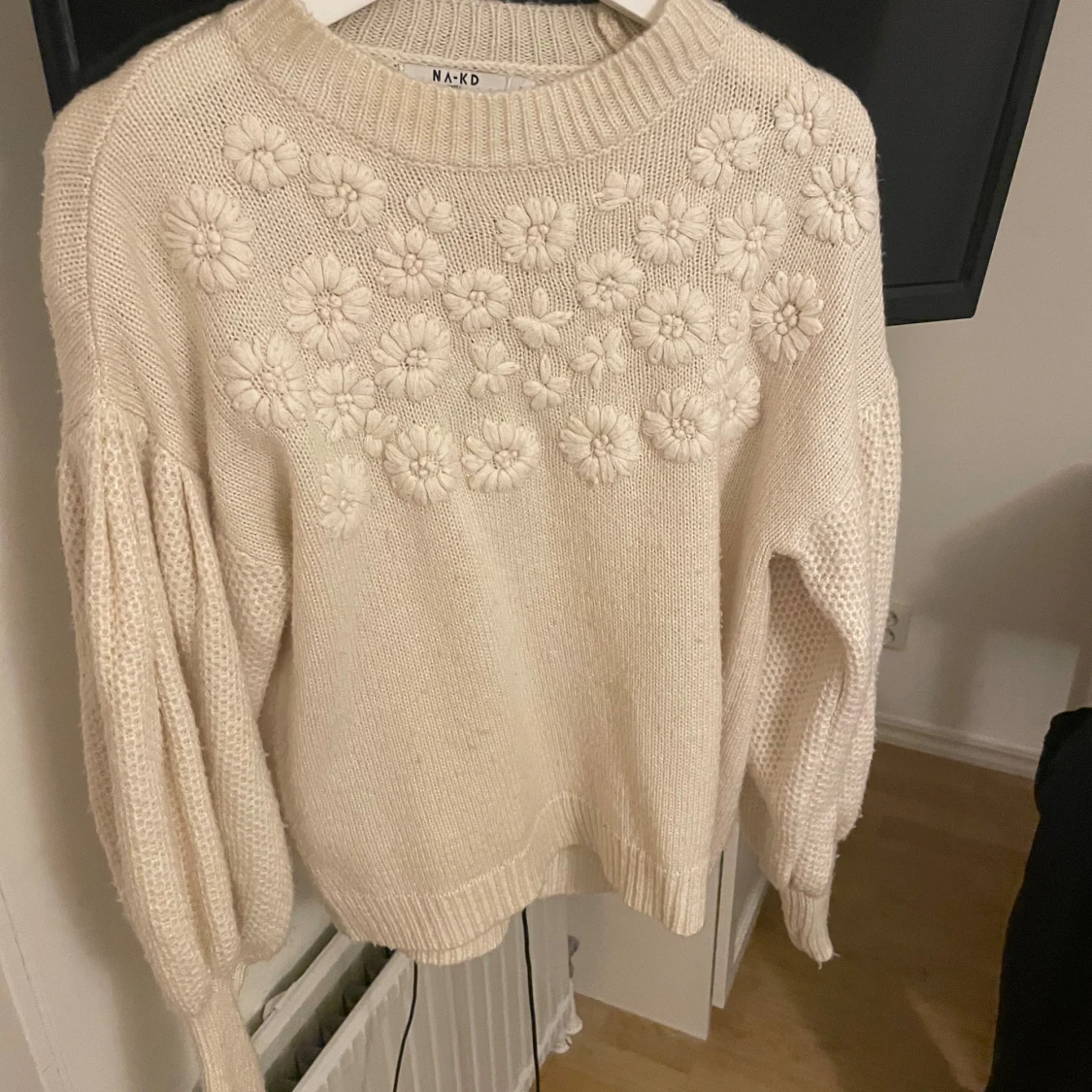 Beige stickad blommig tröja NA-KD