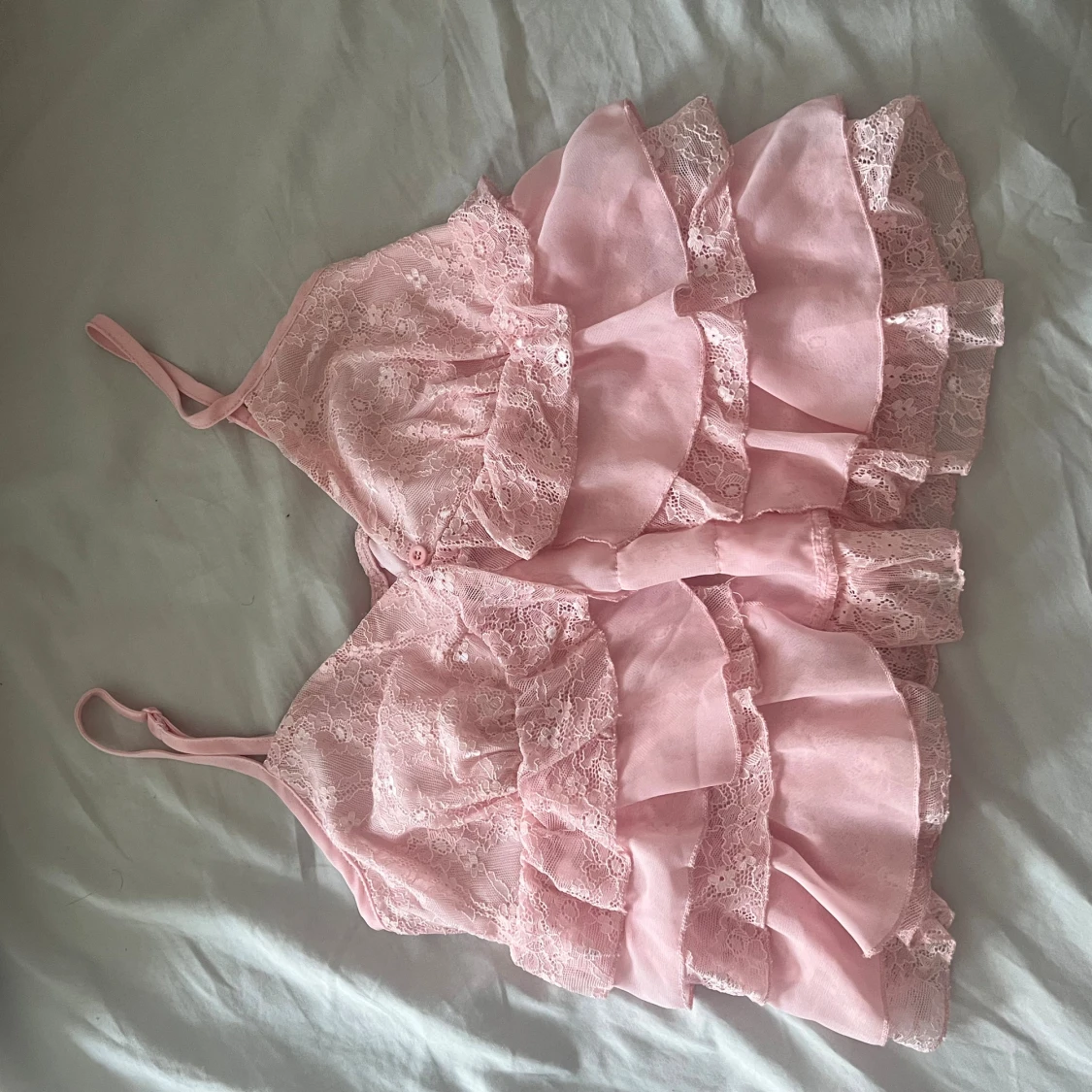 Rosa topp med spets och volanger