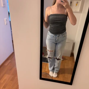 Glittrig tubtopp - Säljer min glittriga tubtopp från Shein. Den är använd få tal gånger🫶🏻