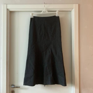 🍒Vintage y2k maxikjol med zip🍒 - 🍒Y2K CUTIE🍒Snygg mörkgrå maxikjol med en stilren klockad design och lång dragkedja baktill. Du väljer själv hur lång slits du vill ha med dragkedjan. Kommer i ett kraftigt och stretchigt tyg🍒 