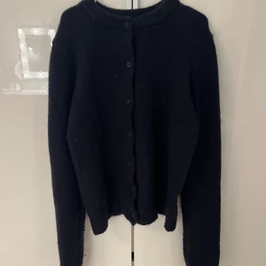 Mörkblå kofta - Säljer en jätte mjuk och skön marinblå kofta från H&M i storlek XS. Koftan är i mycket bra skick.