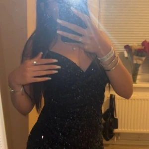 Marin blå glittrig klänning - Jag säljer min bal klänning då de är dax för den att få en ny ägare! Jag köpte den på shein för 440 kronor. Väldigt bra skick, passar dig som är 163-167 skulle jag säga. Den är sydd uppåt där nere då den va lång på mig men man kan dra bort de sydda sömmarna ifall man vill ha den längre. Passar som fest klänning men även bal! Storlek XS❤️ (lånade bilder !)