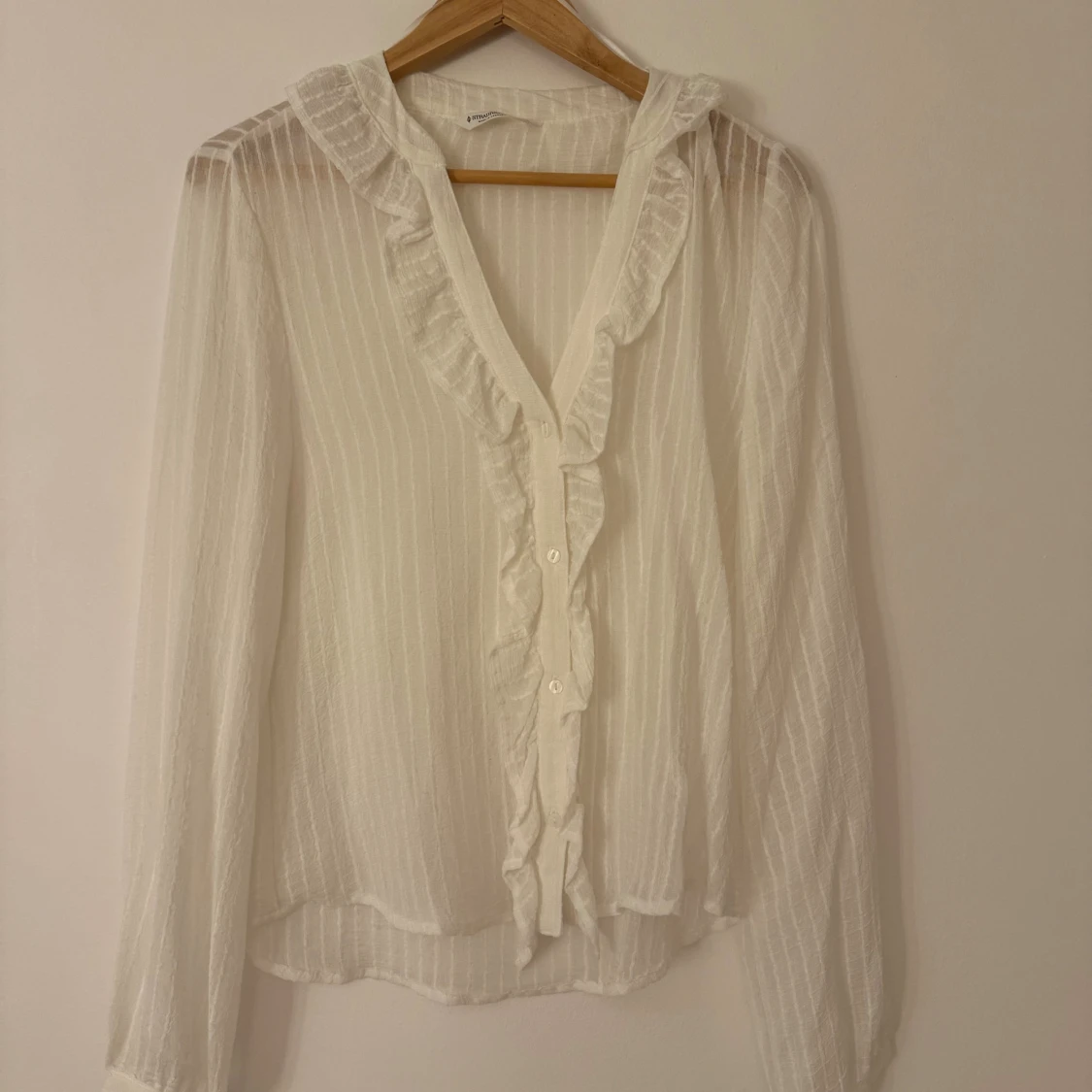 Vit blus med volang från Stradivarius