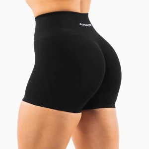 Svarta seamless shorts från Alphalete - Säljer ett par svarta seamless shorts från Alphalete med hög midja och tight passform. HELT NYA och Köpta för 600kr inklusive frakt och tull