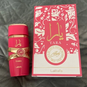 Yara Eau de Parfum 100ml - Yara Lattafa är en parfym i en snygg rosa flaska, 100ml. Endast öppnad en gång, helt ny och oanvänd.