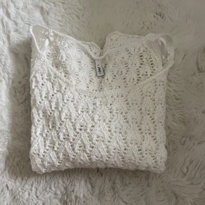 Stickad t shirt -  knitted t shirt- jättefin att ha över ett linne. Strl XS passar mig som har S. Köpt för ungefär 300. Nyskick. Märke: only 