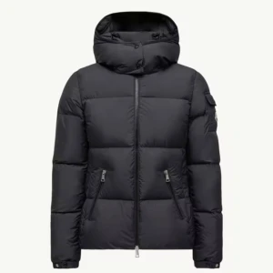 Moncler jacka - Super fin jacka från Moncler som inte kommer till användning, självklart äkta. Den är i ny skick och endast använd sparsamt en vinter. Den heter Fourmines Hooded Short Down Jacket Kostar 18100 på hemsidan🩷storlek 1 som motsvarar S. Färgen är mörkblå!
