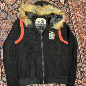 Nudie fur jacket - Helt sjuk nästintill ny nudie jacka, dessa är samples därav priset. Alltså de finns knappt någon mer som kommer ha en sånär. De är riktigt päls och de har helt sjuka olika detaljer. Att hitta en sånär nudie jacka någon annan stans kommer vara omöjligt! Mått: Bredd:50cm Längd:60cm