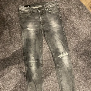 Grå jeans från Dondup  - Fräsha dondup jeans i rätt bra skick, det endå dåliga är att lappen bak sitter på halvbra men är lätt att fixa, hör av dig om du har mer frågor