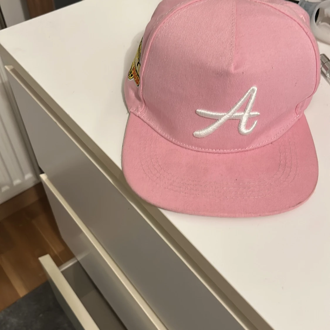 Rosa keps med brodyr och LA-märke