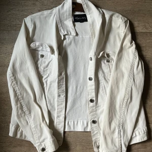 Vit denim jacka - Jätte söt vit denim jacka från Happy holly. Köpt för många år sedan och har en liten fläck på ena armen men det syns knappt. Står strl 44 men skulle säga att de passat som en M💗