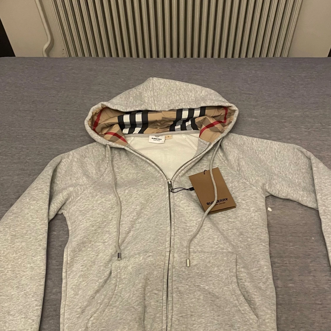 Grå hoodie från Burberry med dragkedja