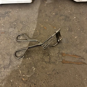 Shiseido ögonfransböjare  - Säljer en klassisk ögonfransböjare från Shiseido i silverfärgad metall. Den har en smidig och ergonomisk design som gör det enkelt att få snygg böj på fransarna. Perfekt för att lyfta och öppna upp blicken snabbt.