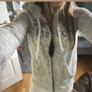 HOLLISTER zip - Jätte fin hollister zip up. I ljus grå, jag har andvönd den ett fåtal gånger och den ser helt ny ut!!