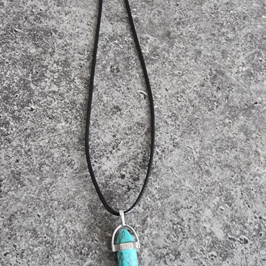 Halsband med turkos kristallhänge