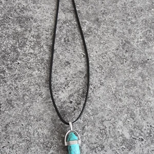 Halsband med turkos kristallhänge - Hänge med halsband i läder liknande material samt liten kedjedel. Smyckes storlek: ca 41mm x 13mm  Kedjestorlek: ca 45cm - 50cm Observera att ditt smycke kan skilja sig något från bilderna på grund av naturliga material.🎈Fri frakt❤️