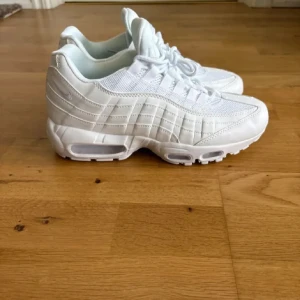 Nike airmax 95 vita - Helt vita airmax 95 i storlek 44 mycket bra skick utan några skador Elle liknande, ställ frågor om ni är intresserade😁!