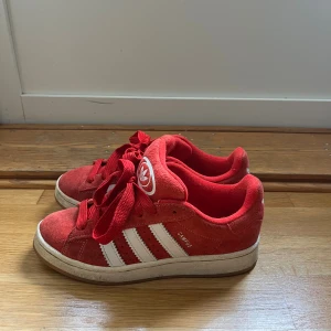 Röda Adidas Campus sneakers  - Säljer mina röda adidas campus som endast är använda ett fåtal gånger och är i fint skick förutom att de kan vara lite smutsiga. Det ska jag försöka fixa innan jag postar de! 