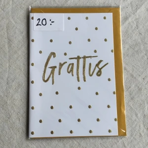 Gratulationskort  - Stilrent och festligt grattiskort med guldfärgade prickar och text. Medföljer kuvert samt den är kvar i sin ursprungliga förpackning. Insidan består av helt vita blad så plats för mycket text 