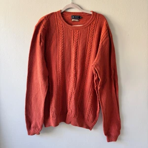 Stickad tröja från Riley - Snygg stickad tröja från märket RILEY. Perfekt nu till höst!