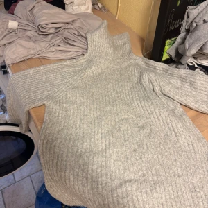 Mysig stickad tröja  - Mysig grå stickad tröja från bikbok med hög hals. Knappt använd 
