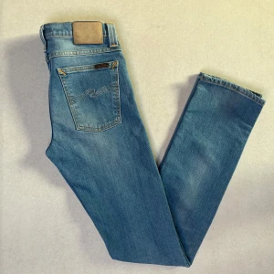 Nudie Jeans  - Nudie Jeans.       Storlek: 30/34    Modell: Tube Tom Hör av dig vid minsta fundering!🤝 / Jeanslagret 