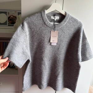 Ny varm tröja i ullblandning - •Supermjuk och stilren vit stickad tröja från Gina Tricot med korta ärmar och rund hals.  •Tröjan är i en ullblandning med inslag av alpacka och polyester, vilket gör den både varm och lätt •Djurfritt och rökfritt hem