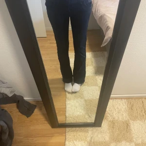 Mörkblå bootcut jeans från LTB - Säljer ett par mörkblå jeans från LTB med bootcut-modell. Jeansen har klassisk femficksdesign och normal passform. Perfekta om du gillar en tidlös look med lite utsvängda ben. Materialet är jeans och färgen är riktigt djupblå.