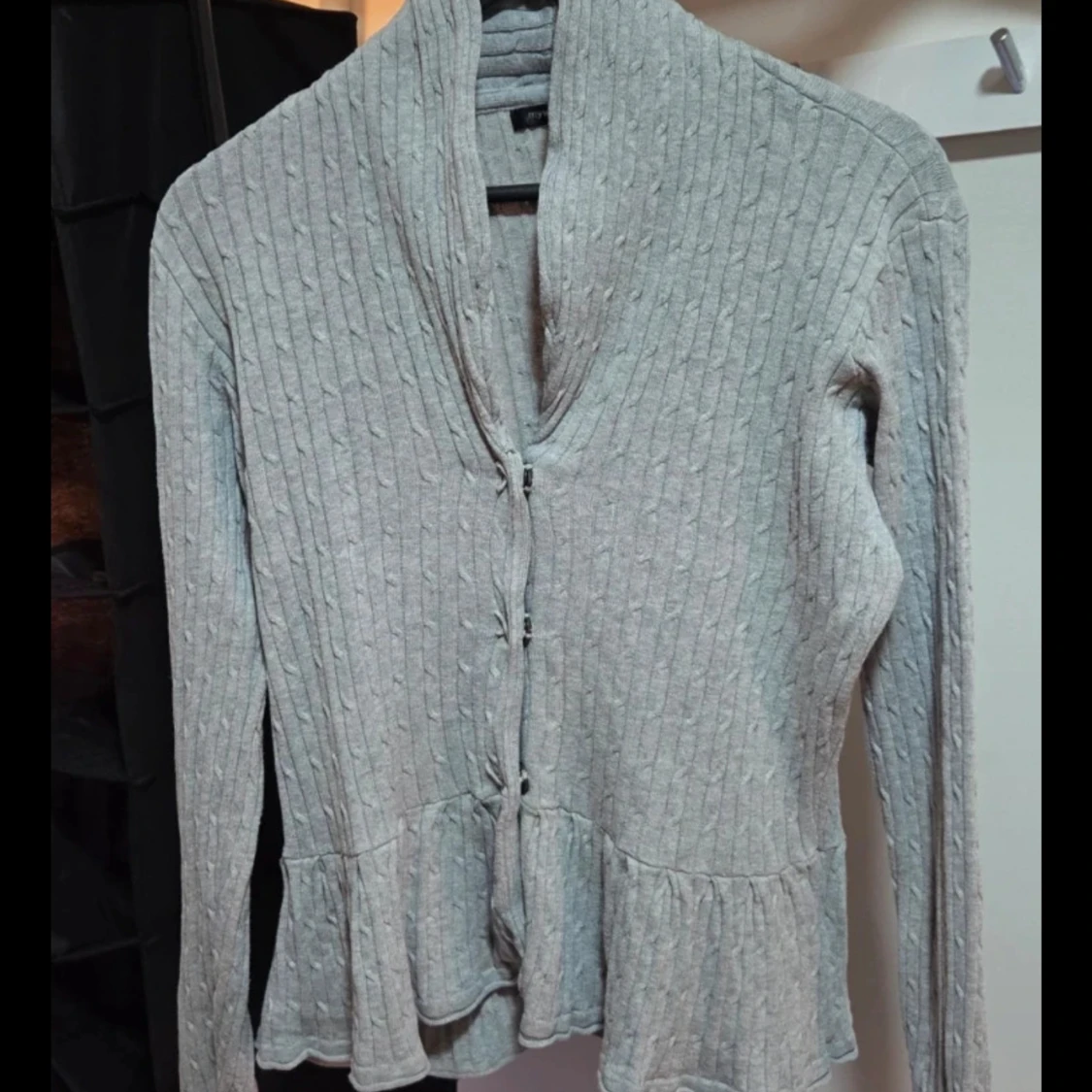 Grå ribbad kofta från Mywear, M