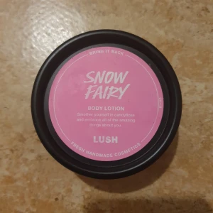 Lush Snow Fairy Body Lotion 50 gram - En underbar body lotion från Lush med den ikoniska Snow Fairy-doften. Denna söta och rosa body lotion har inte bara deb älskade Snow Fairy-doft, utan är också fullmatad med mjukgörande ingredienser. Basen på havremjölk och läkemalva-gel gör att huden lämnas med en magiskt mjuk känsla, medan ekologiskt kakao- och illipesmör återfuktar. Det är ren Snow Fairy-lycka på burk helt enkelt! 