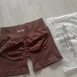 Dfyne shorts - Inte från dfyne men från samma leverantör, så tryck finns både bak å fram (ljusbruna, de längst ner till vänster är de ända som finns kvar)