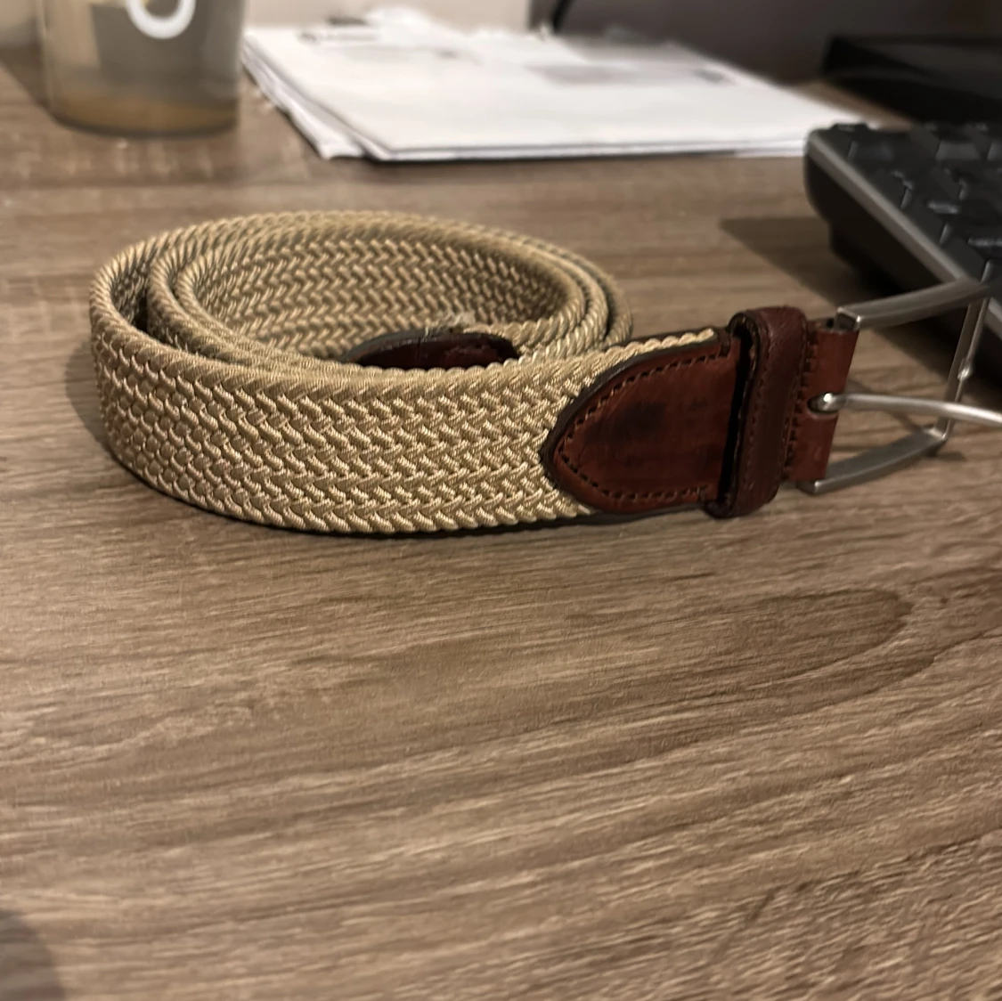 Beige flätat bälte från Saddler