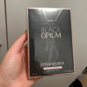 Opium parfym 90ml - Helt ny oöppnad, 90ml  Nypris 1900kr Fick den i present men har själv en flaska på 50ml som är nästan ny (man behöver ganska få sprays) När man precis tagit parfymen kan den lukta lite starkt men när den lagt sig är det en väldigt god doft som sitter kvar jätte länge! Älskar den! 