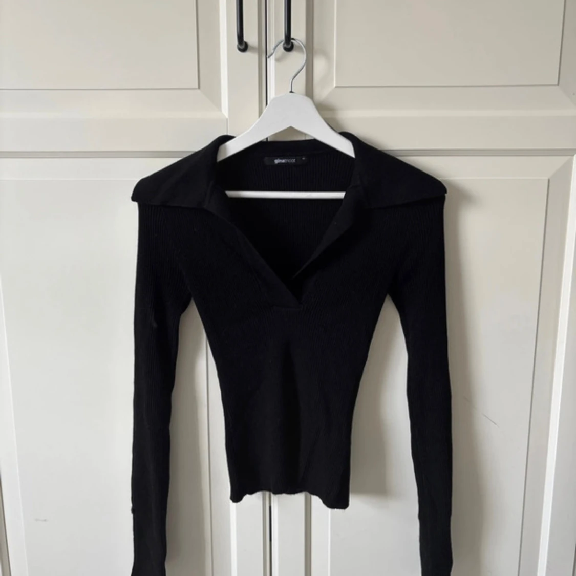 Svart ribbad långärmad  - 3