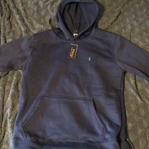 Mörkblå polo ralph lauren hoodie med ljusblå logga - Inga defekter på hoodie och den är i bra skick.    📦 1-3 dagar ✅Tar emot bud