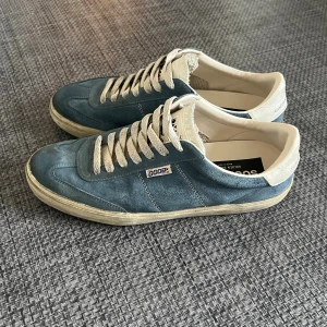 Golden Goose Soul-Star - Säljer dessa sjukt snygga och unika golden goose soulstar som är typ omöjliga att få tag på. Dom är fortfarande i väldigt bra skick men har små slitningar så som heel drag på hälarna. Box osv följer med. Skriv vid minsta fråga/fundering👌