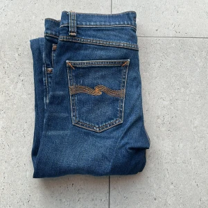 Blå  Nudie Jeans  - Ett par blå nudie jeans i storlek w28 l30✅               Skick 7/10 sparsamt anvendt✅                                 Passform/ model lean Dean/ slim fit ✅                       Pris 350kr✅                                                                 Skriv vid minsta fråga, kan gå ner vid snabb affär✅