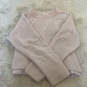 Ljusrosa stickad tröja - Supermysig ljusrosa stickad tröja från Gina Tricot med breda ribbade muddar vid ärmslut och hals. Perfekt för lager på lager och chill dagar. Enkel och stilren design som är lätt att matcha med jeans eller kjol 💕